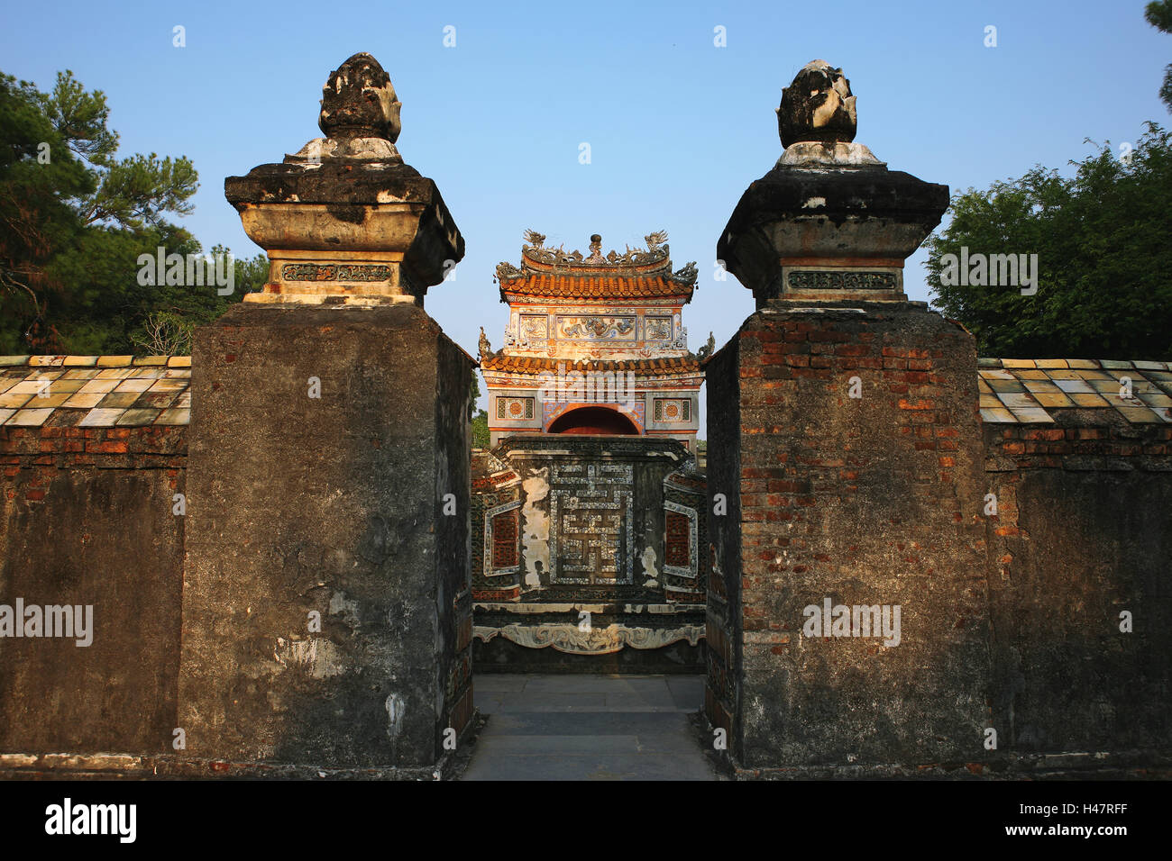 L'uscita del secondo involucro della tomba di Tu Duc il mausoleo con la barriera dello spirito davanti: Lang Tu Duc, Tonalità Viet Nam Foto Stock