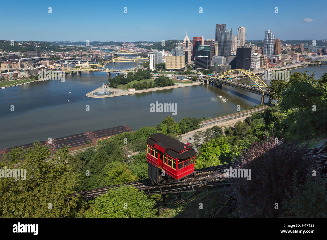 DUQUESNE INCLINE IL CAVO ROSSO AUTO (© altezze Duquesne Incline Preservation Society 1964) sullo skyline di Pittsburgh Pennsylvania USA Foto Stock