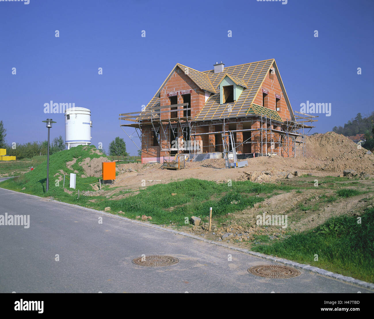 Casa unifamiliare, shell, real estate, il possesso, la proprietà propria casa, casa, casa residenziale, ponteggi, impalcature, argilla casa di mattoni di argilla, costruzione in mattoni, incompleti, costruire, icona, la costruzione di una casa, spazio vitale, immobili residenziali, futuro, home, la pianificazione futura, futuro backup, risparmio di costruzione, Architettura, nessuno, rendita di vecchiaia, investimenti, Foto Stock