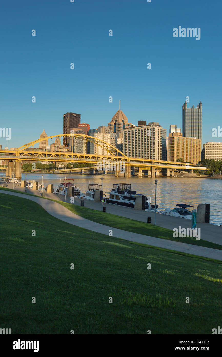 La North Shore di Riverfront Park ALLEGHENY RIVER skyline del centro Pittsburgh Pennsylvania USA Foto Stock