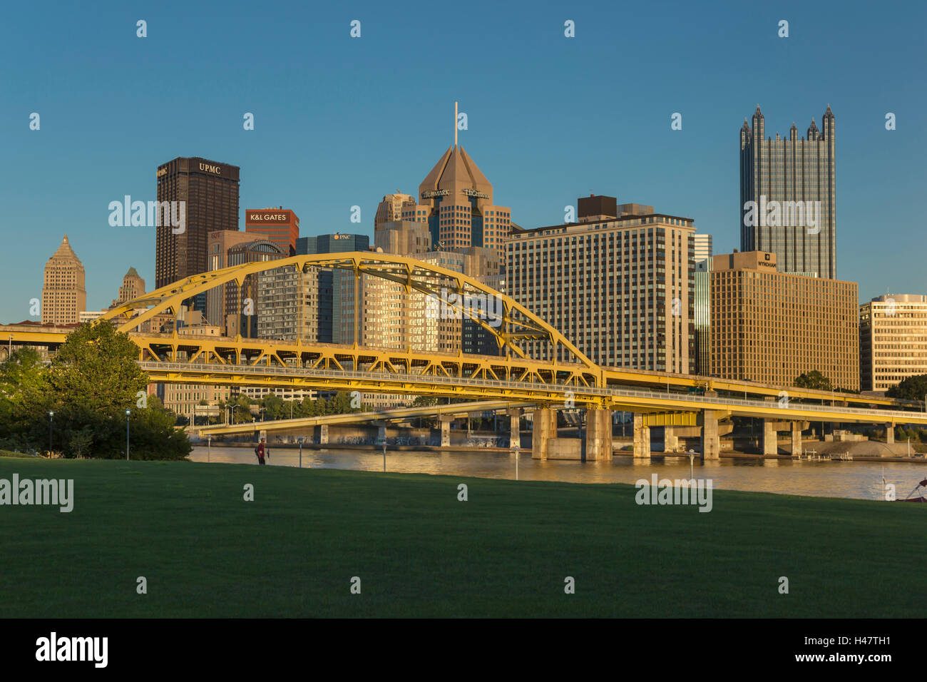 La North Shore di Riverfront Park ALLEGHENY RIVER skyline del centro Pittsburgh Pennsylvania USA Foto Stock