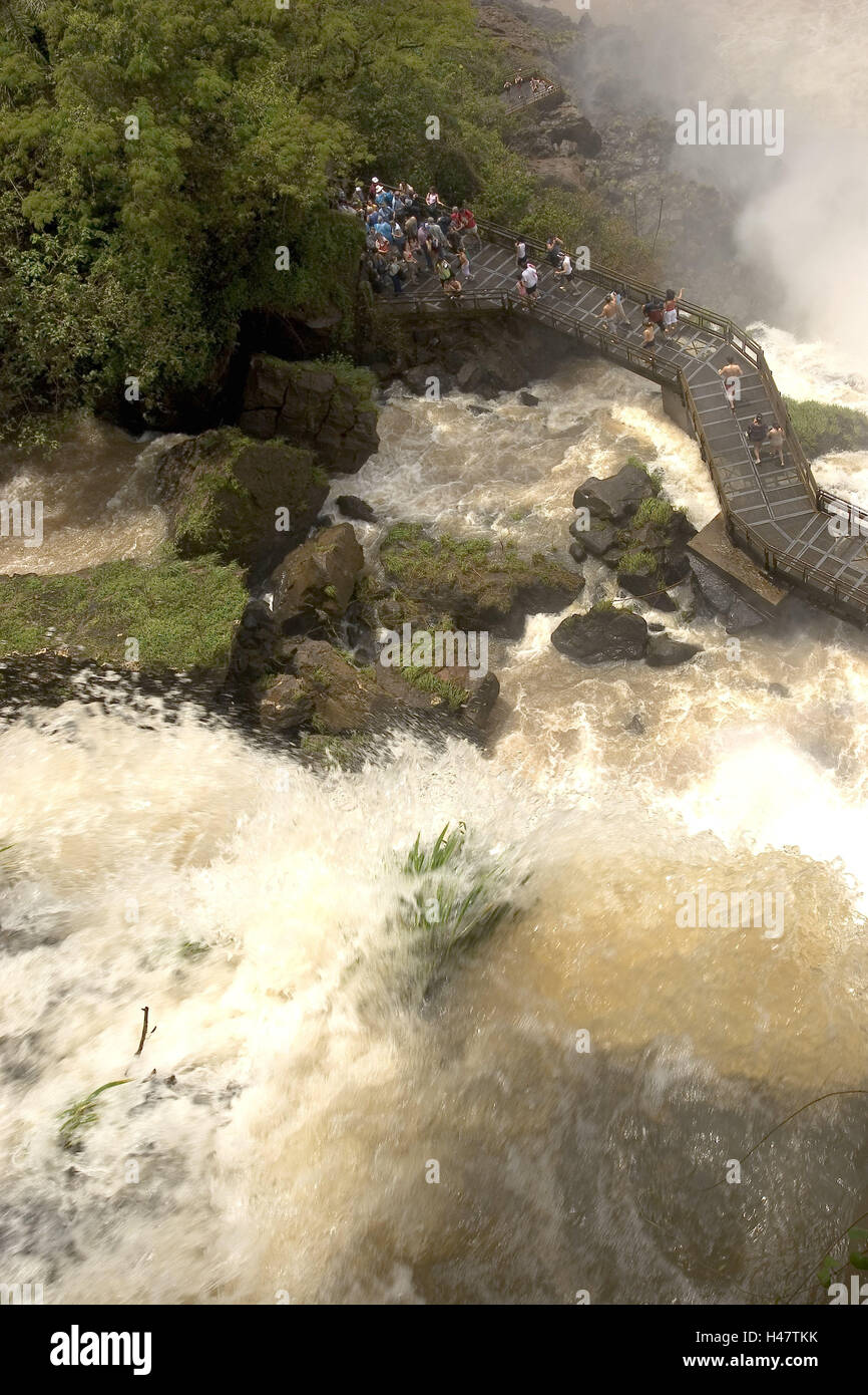 Argentina, Iguacu casi lookout, bridge, turistico, dal di sopra, Sud America, cascate Iguacu, cascate, acque, bridge, persona, turistiche, luogo di interesse, l'attrazione attrazione turistica, vacanza, destinazione, turismo, riserva naturale UNESCO-mondo natura erede, Foto Stock