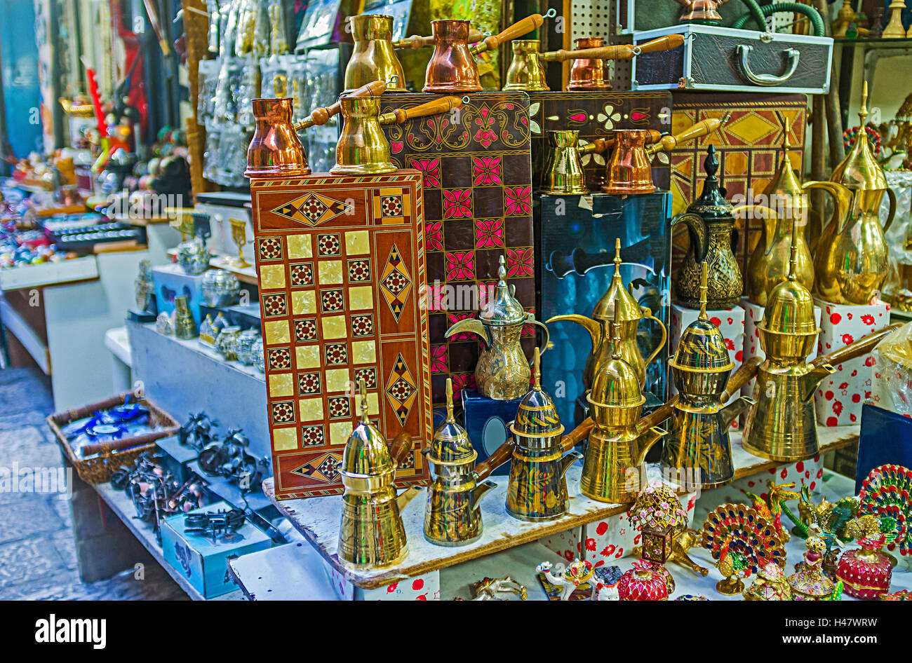 Le bancarelle del mercato di Gerusalemme offrono una vasta gamma di regali e souvenir, tra loro scacchi tradizionali, decorate con loc Foto Stock