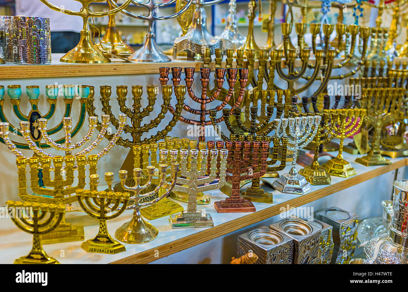 La Menorah è simbolo tradizionale di Israele e uno dei più popolari di souvenir, Gerusalemme. Foto Stock