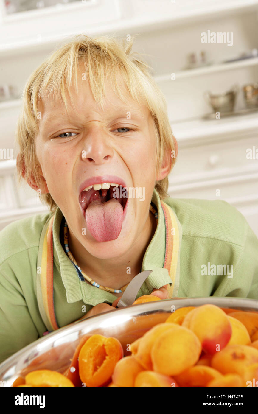 Il ragazzo, cucina, albicocche, tagliare la linguetta Rau di passaggi, Foto Stock