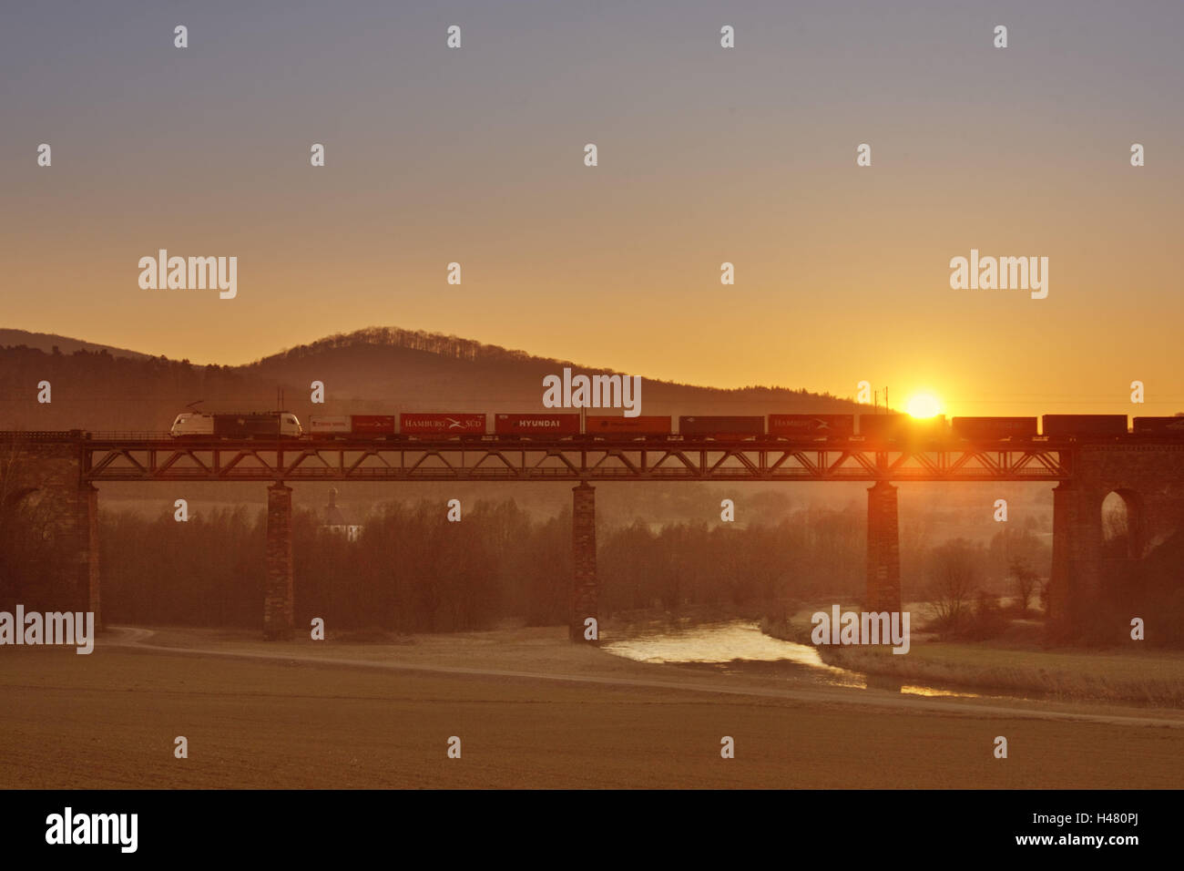 Fiume, bridge, treno merci, tramonto, Foto Stock