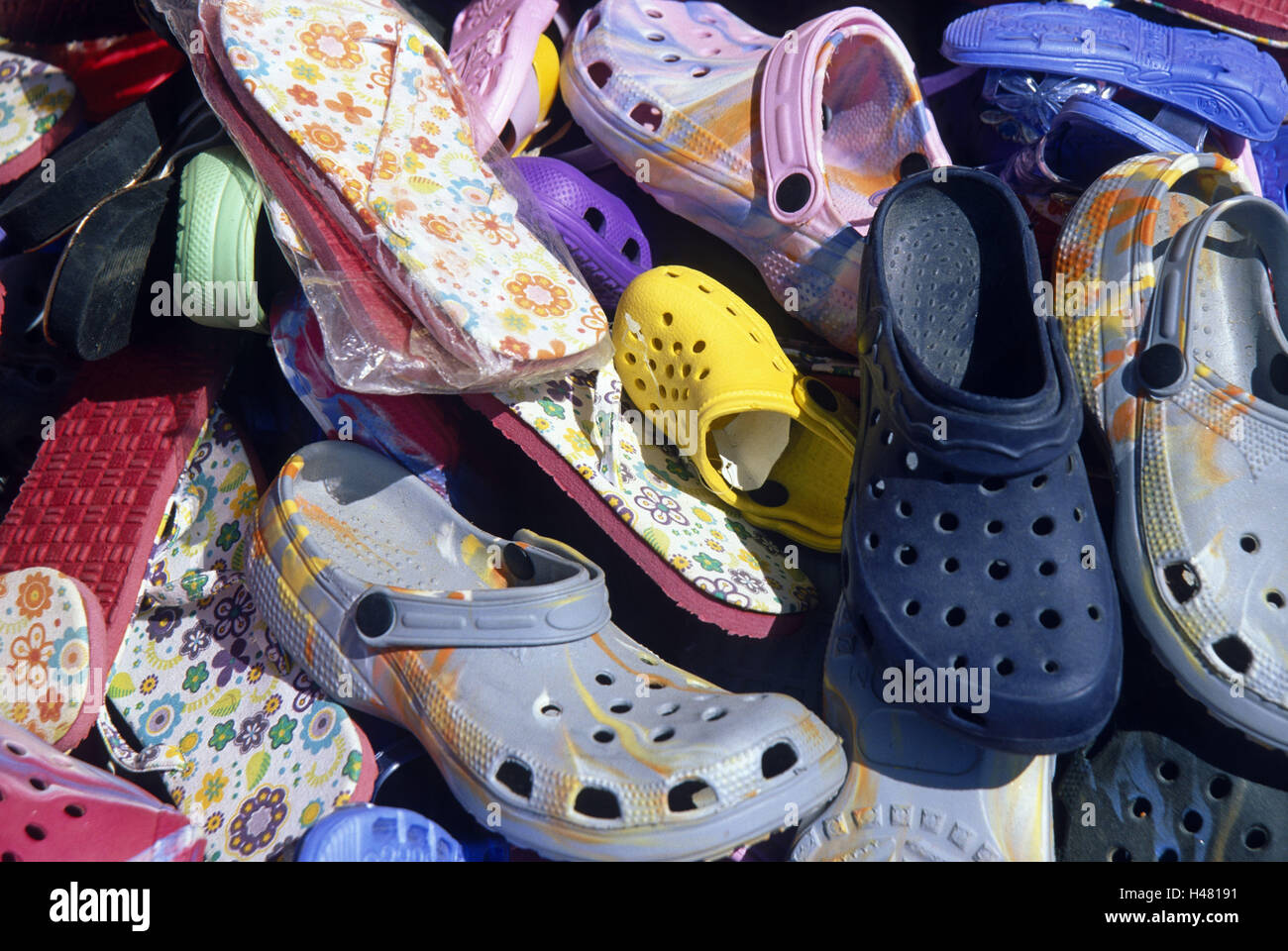 Scarpe estive, luminosamente, vendite Italia, Isola, la Sardegna, scarpe,  estate scarpe, scarpe, flip-flop, Crocs, vendite, plastica muli, scarpe da  spiaggia, calzature, il disordine e caos Foto stock - Alamy