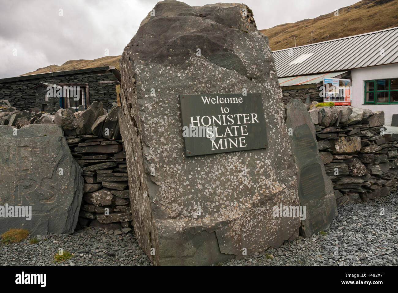 Segno di benvenuto all'ingresso del Honister Slate miniera al Honister Pass nel Parco Nazionale del Distretto dei Laghi Foto Stock