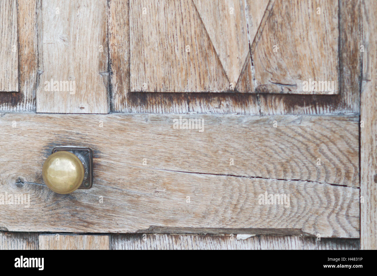 Porta in legno con maniglia in ottone, close-up, dettaglio Foto Stock