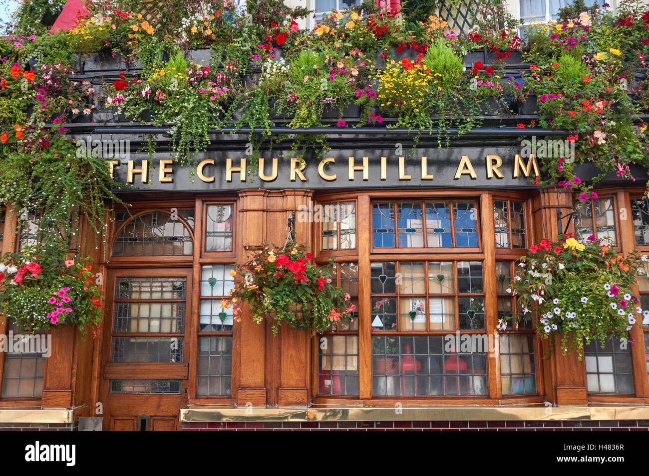 The Churchill Arms pub in Kensington, Londra England Regno Unito Regno Unito Foto Stock