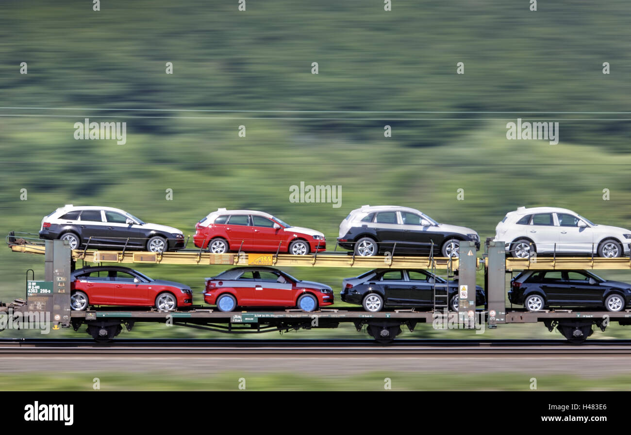 Treno passeggeri trasporto auto, blur a lato, Foto Stock