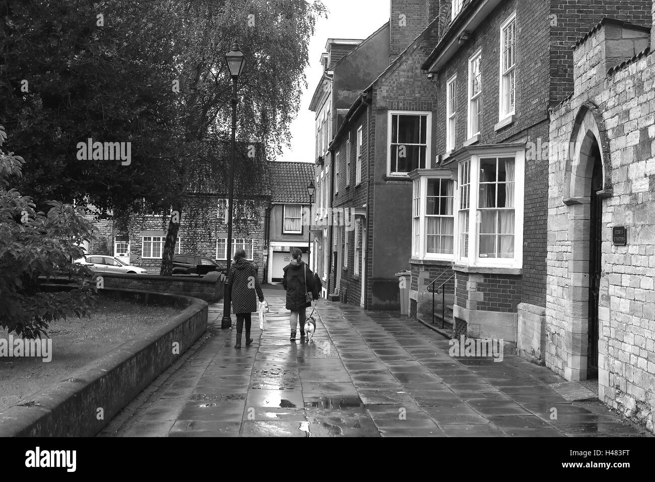 Bianco e nero - Scene di strada in Grantham REGNO UNITO su Rainy day - Autunno Foto Stock