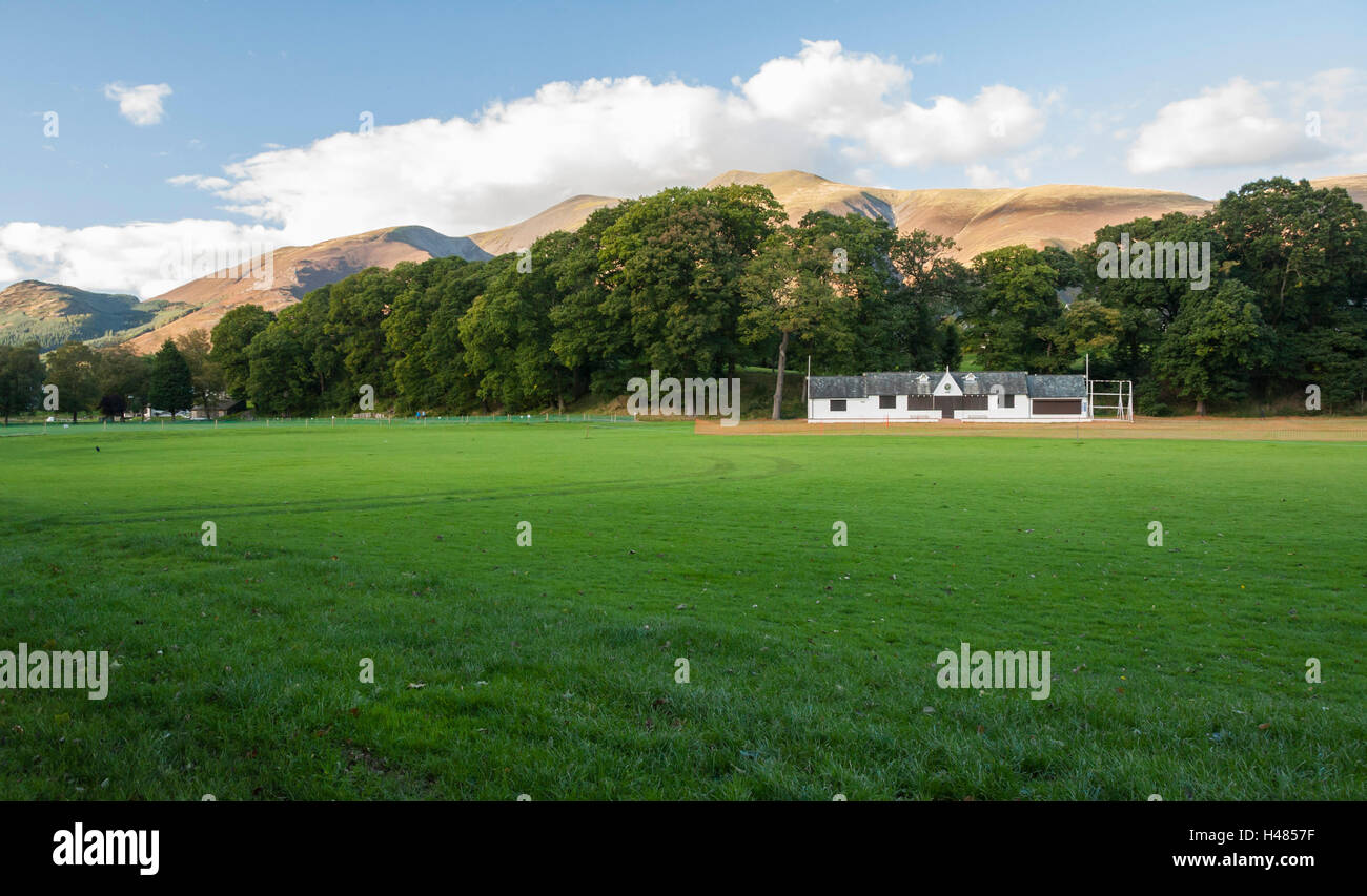 Fitz Park,Keswick mostra il cricket Pavillion e il campo con le imponenti Skiddaw in background Foto Stock