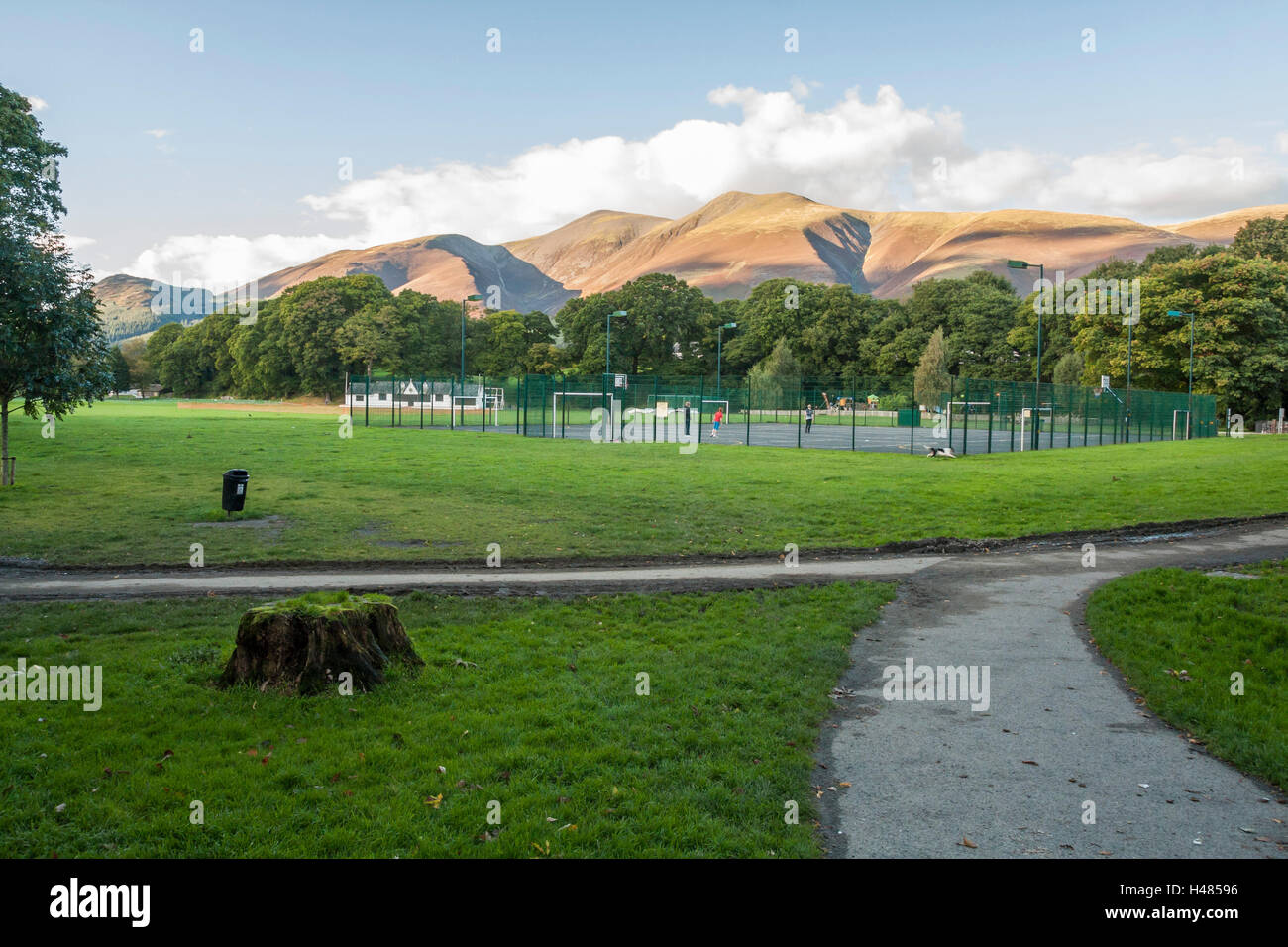 Fitz Park,Keswick mostra il cricket pavillion e aree gioco con la imponente Skiddaw in background Foto Stock