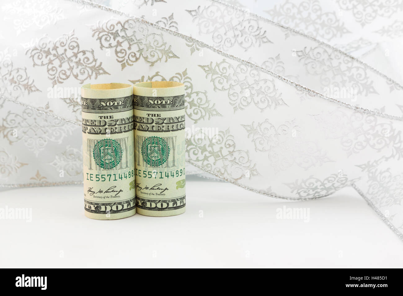 Elegante, fresco americana investimenti finanziari riflessa nella coppia di dollaro valuta nella parte anteriore del moto vorticoso del nastro bianco. Foto Stock
