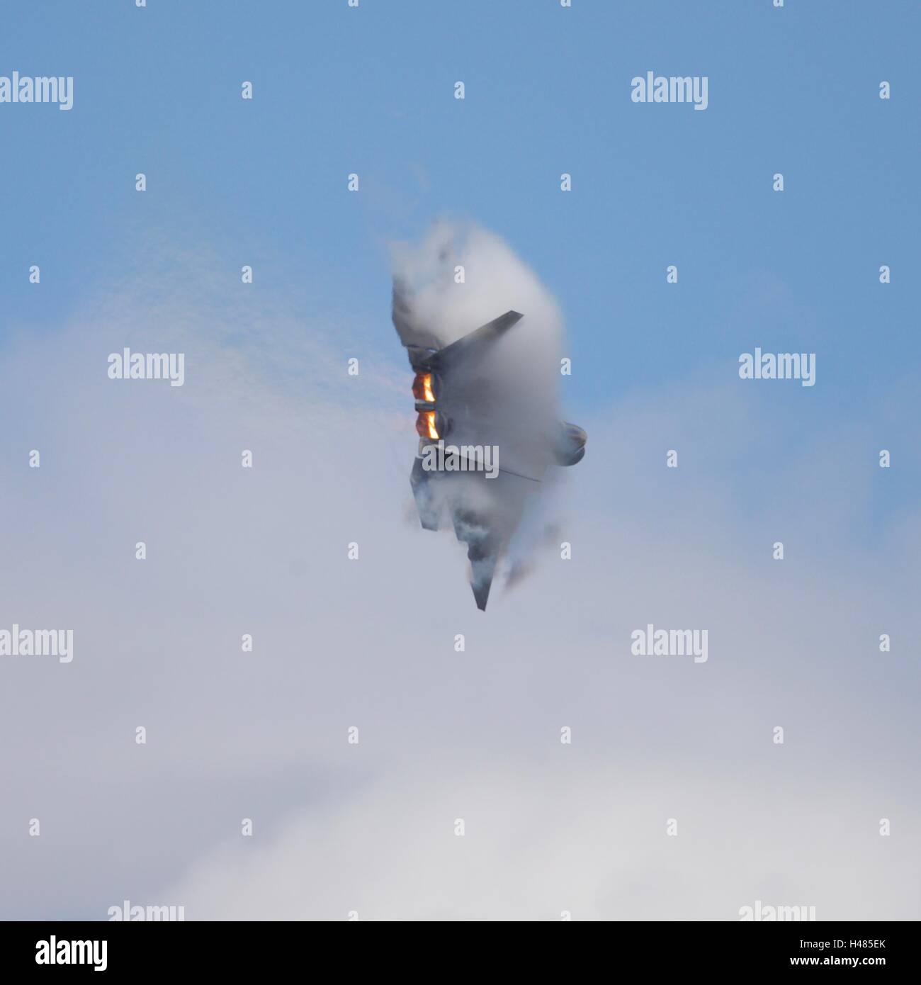 F-22A stealth fighter jet con visibile una nube di acqua condensata proveniente dalla sua ala. Foto Stock