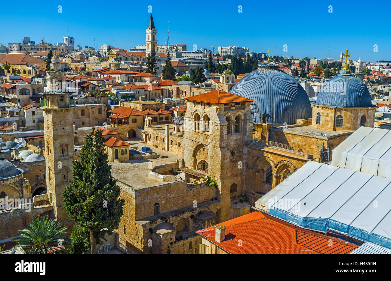 Le cupole e il campanile della chiesa del Santo Sepolcro e snello minareto della moschea di Omar, Gerusalemme Israele Foto Stock