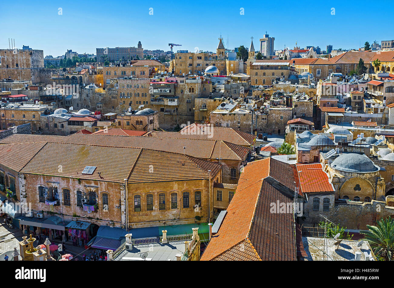 I vecchi edifici del quartiere cristiano, coperta con tegole rosse, dal campanile della comunità luterana Kirche del Redentore, Gerusalemme Foto Stock