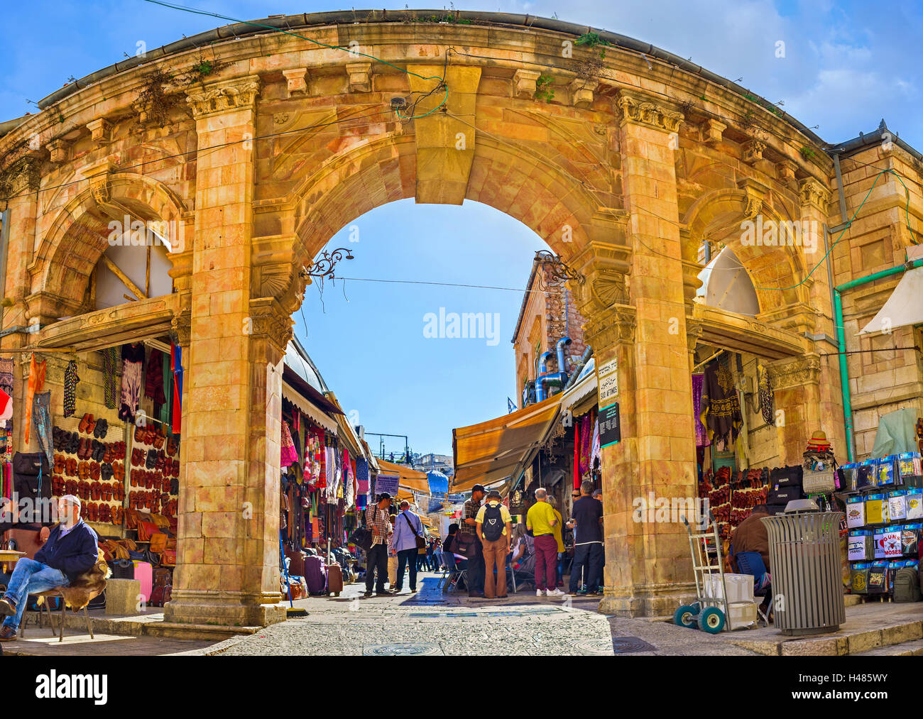 La porta medievale porta alla Aftimos bazar con i suoi mercanti rumorosi e colorati merci, Gerusalemme, Israele Foto Stock