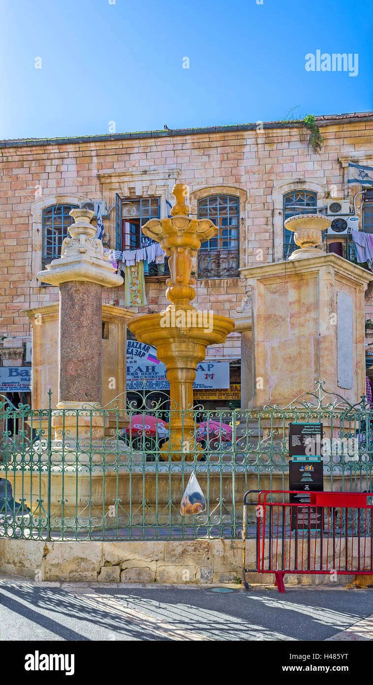 I principali punti di riferimento della piazza Muristan sono le pietre antiche fontane, Gerusalemme, Israele Foto Stock