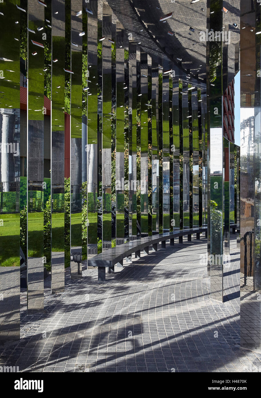 Vista di mirroring di applicazioni per i settori verticali e un basso banco curvo. Gasometro n. 8 Park, London, Regno Unito. Architetto: Campana architetti Phillips, 2016. Foto Stock