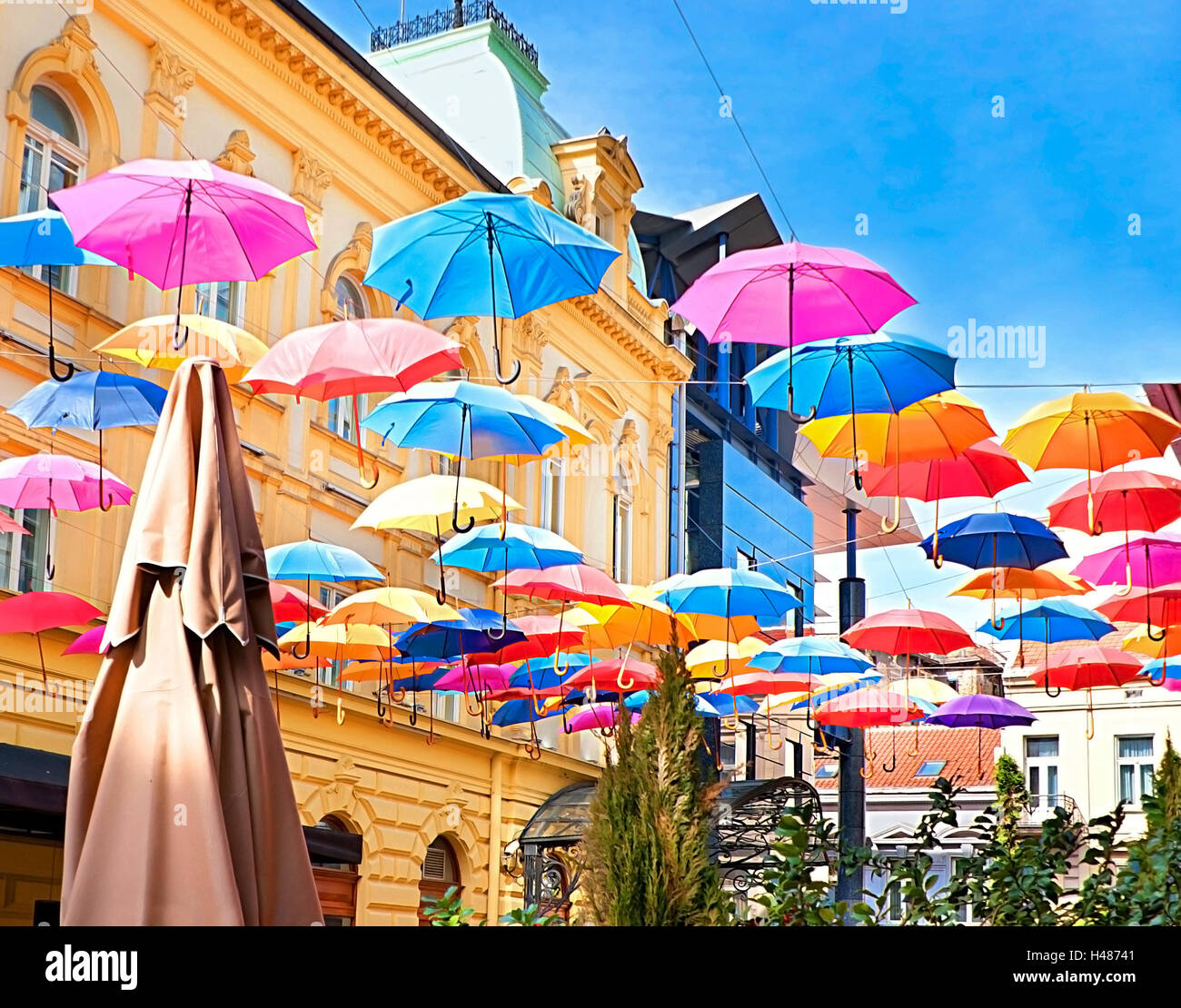 Il grande ombrello chiuso con molti piccoli ombrelli aperti sullo sfondo, Belgrado, Serbia. Foto Stock