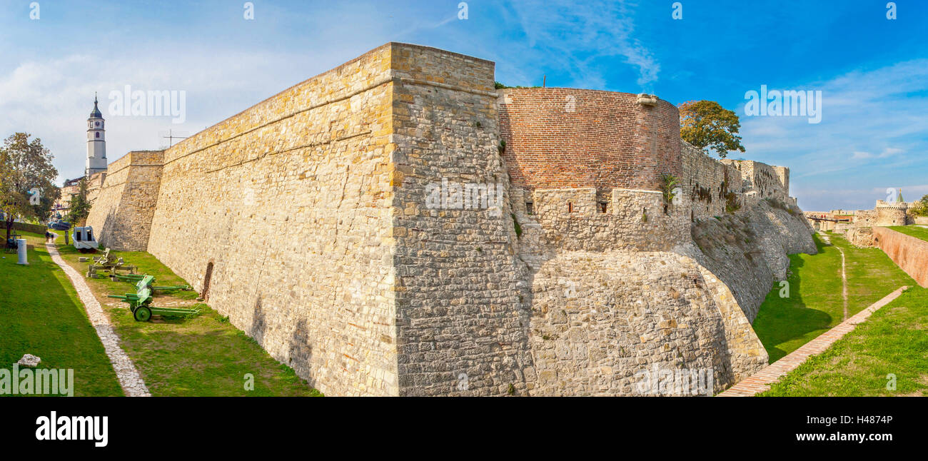 La vista sulle mura medievali della fortezza vecchia, Belgrado. Foto Stock