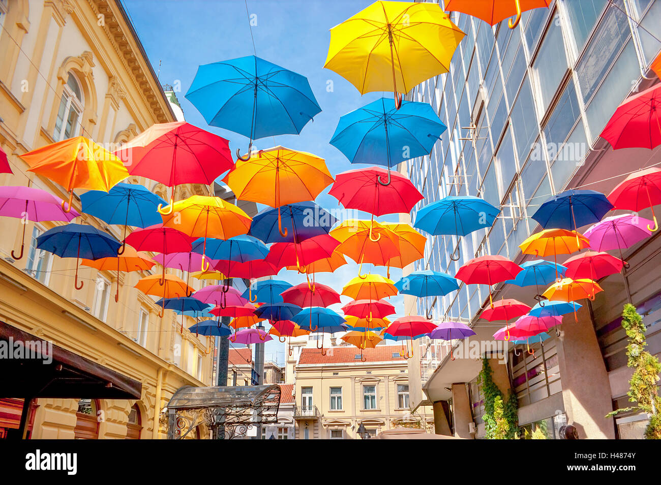Molte si aprono nel cielo ombrelloni dare una garanzia che la pioggia non rovinare la giornata, Belgrado, Serbia. Foto Stock