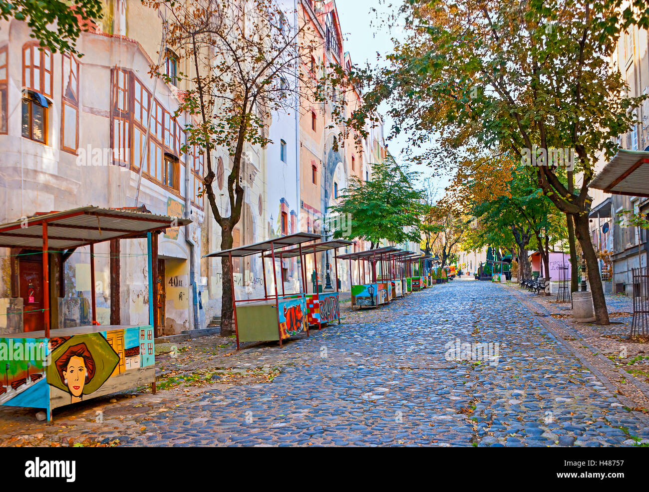 La vecchia strada di Skadarlija è il principale luogo bohemien di Belgrado, ci sono bancarelle di souvenir e molti cafe qui Foto Stock