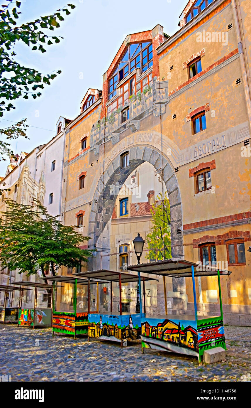 Skadarlija è la strada storica dove i turisti possono acquistare souvenir locali, dipinti e spendere il loro tempo a Belgrado Foto Stock