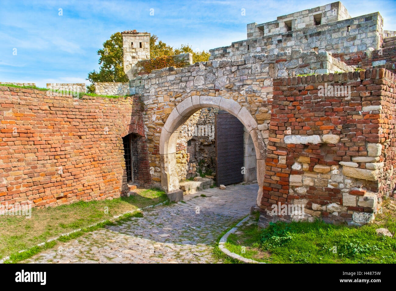 Rovine medievali di porte della fortezza vecchia, Belgrado. Foto Stock