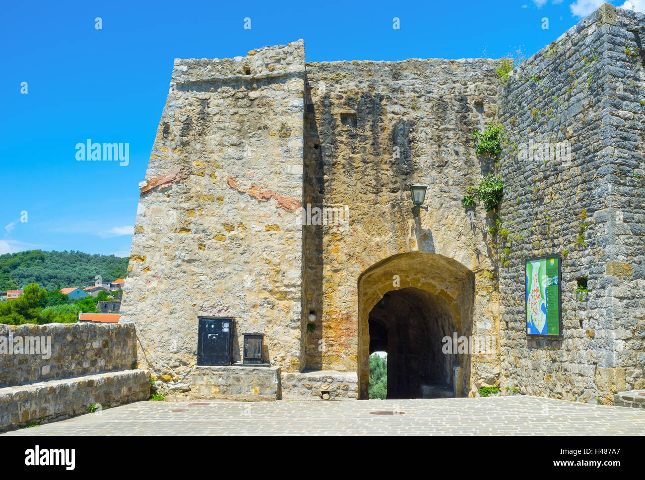 L'enorme parete con la porta sul territorio di Kalaja castello, Ulcinj, Montenegro. Foto Stock