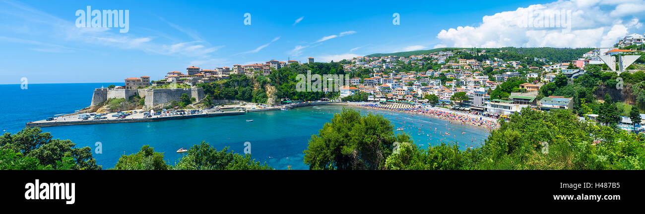 La città vecchia di Ulcinj con il castello di Kalaja confinante con la spiaggia centrale Montenegro. Foto Stock