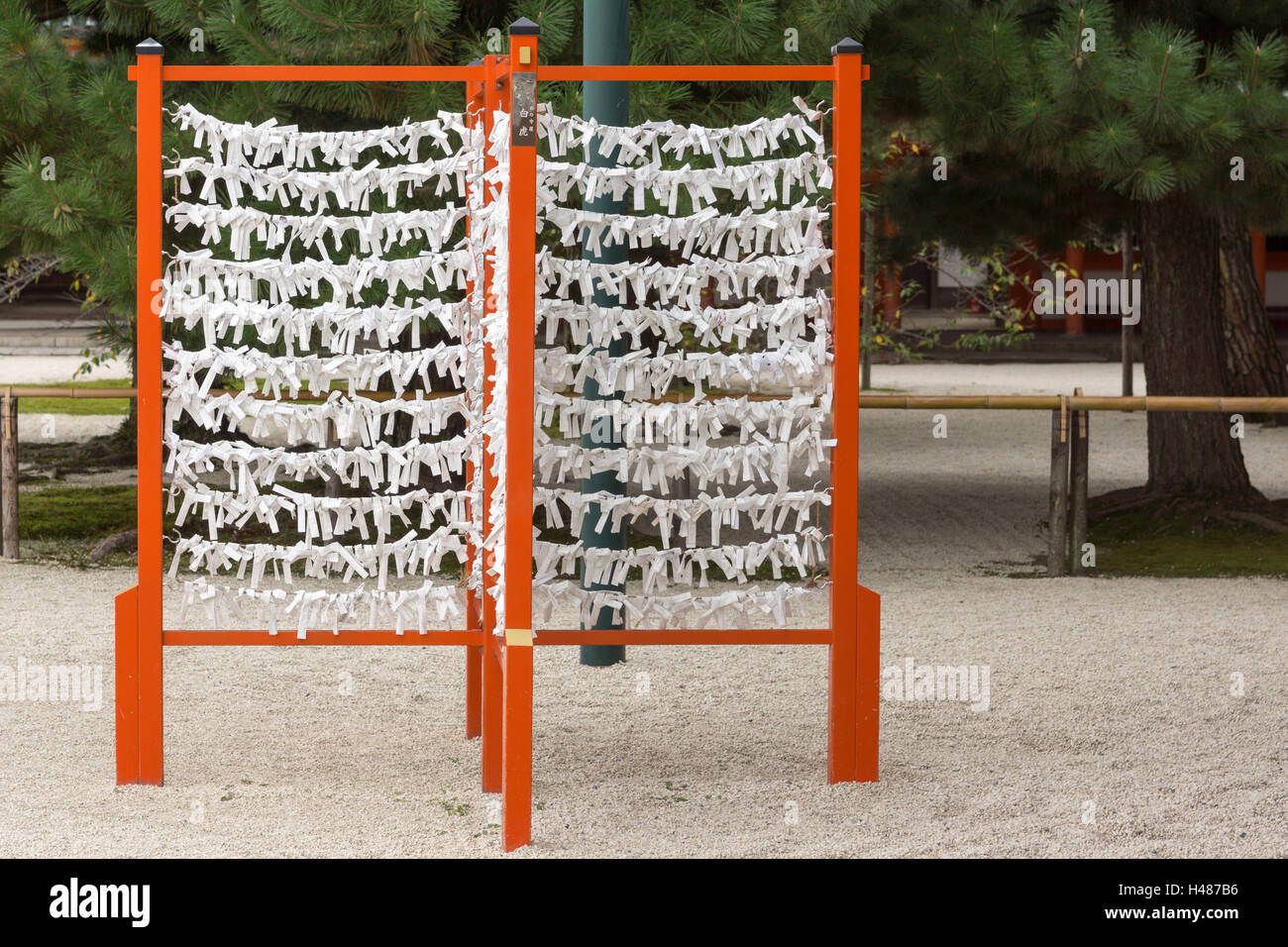 Rack con carta strisce di preghiera al Santuario Heian. Foto Stock