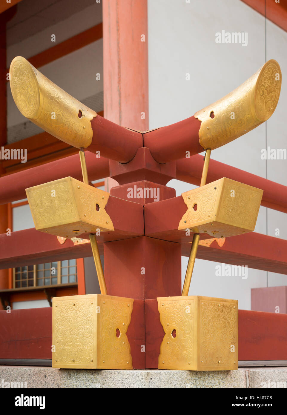 Golden protettori delle estremità delle travi al Santuario Heian. Foto Stock