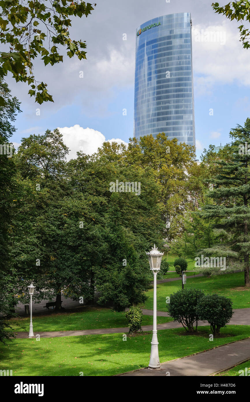 Alto edificio torre Iberdrola dal ponte Arrupe, Paese Basco, Bilbao, Spagna. Foto Stock