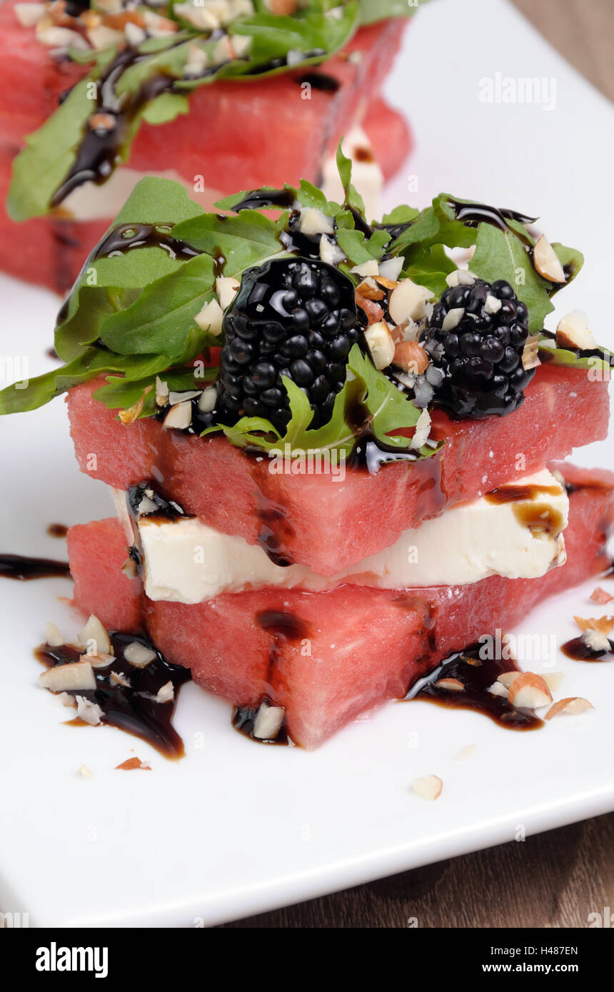 Antipasto impilati fette di cocomero, feta, rucola, salsa di Blackberry e i dadi Foto Stock