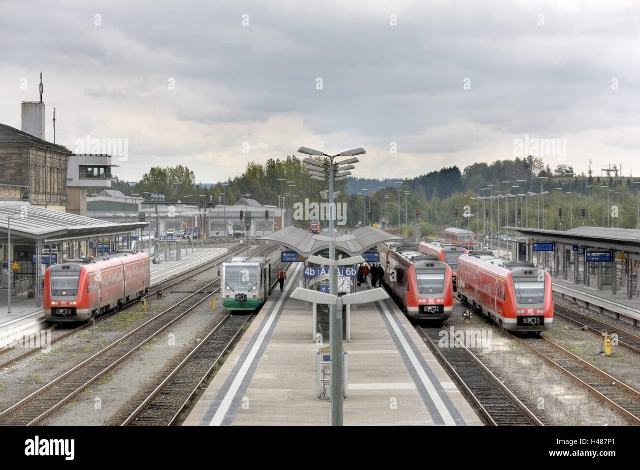 In Germania, in Baviera, corte, stazione ferroviaria, piattaforme, treni, Foto Stock