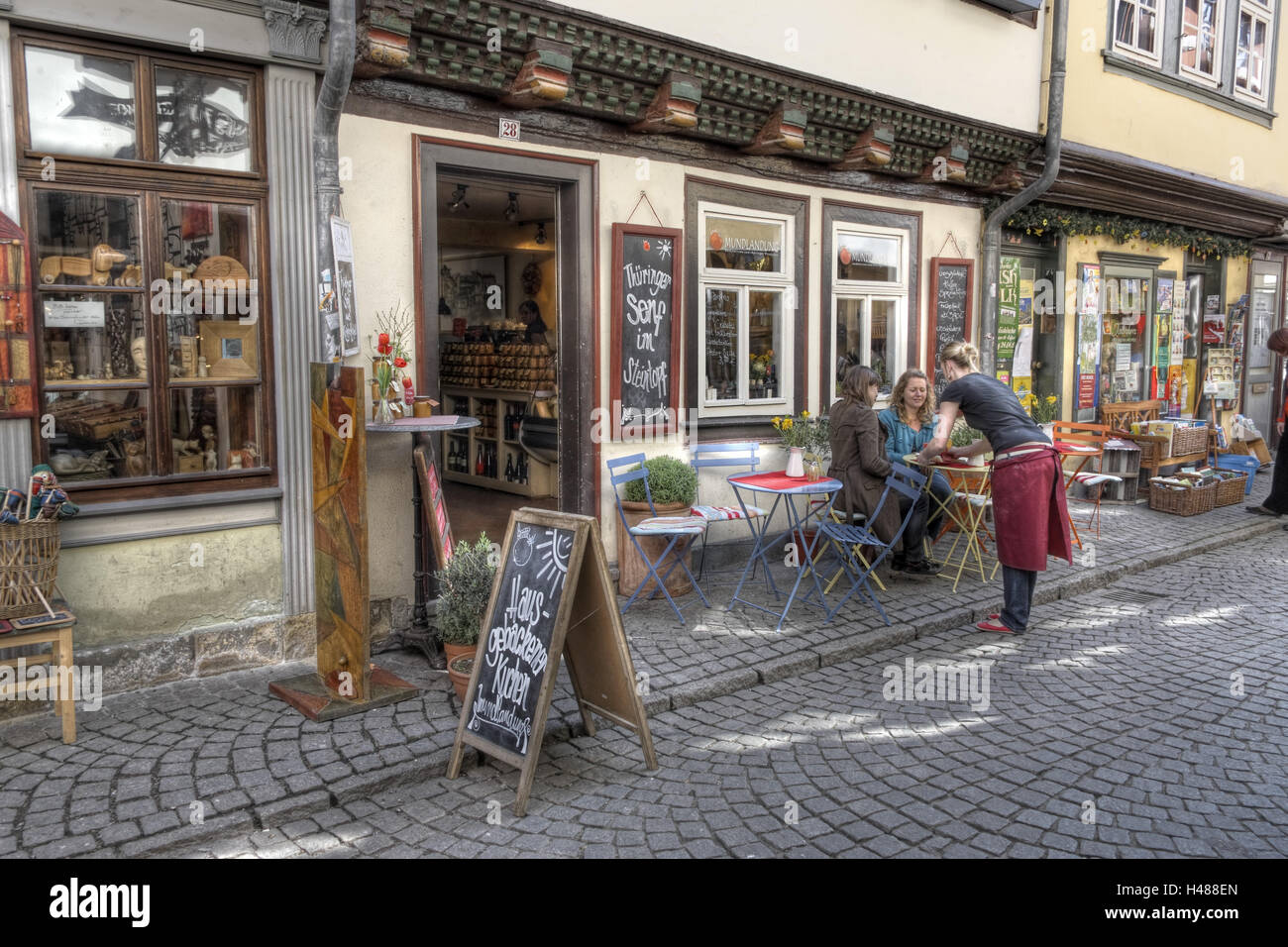 In Germania, in Turingia, Erfurt, street, street cafe, case, negozio di vendita al dettaglio, persona, Foto Stock