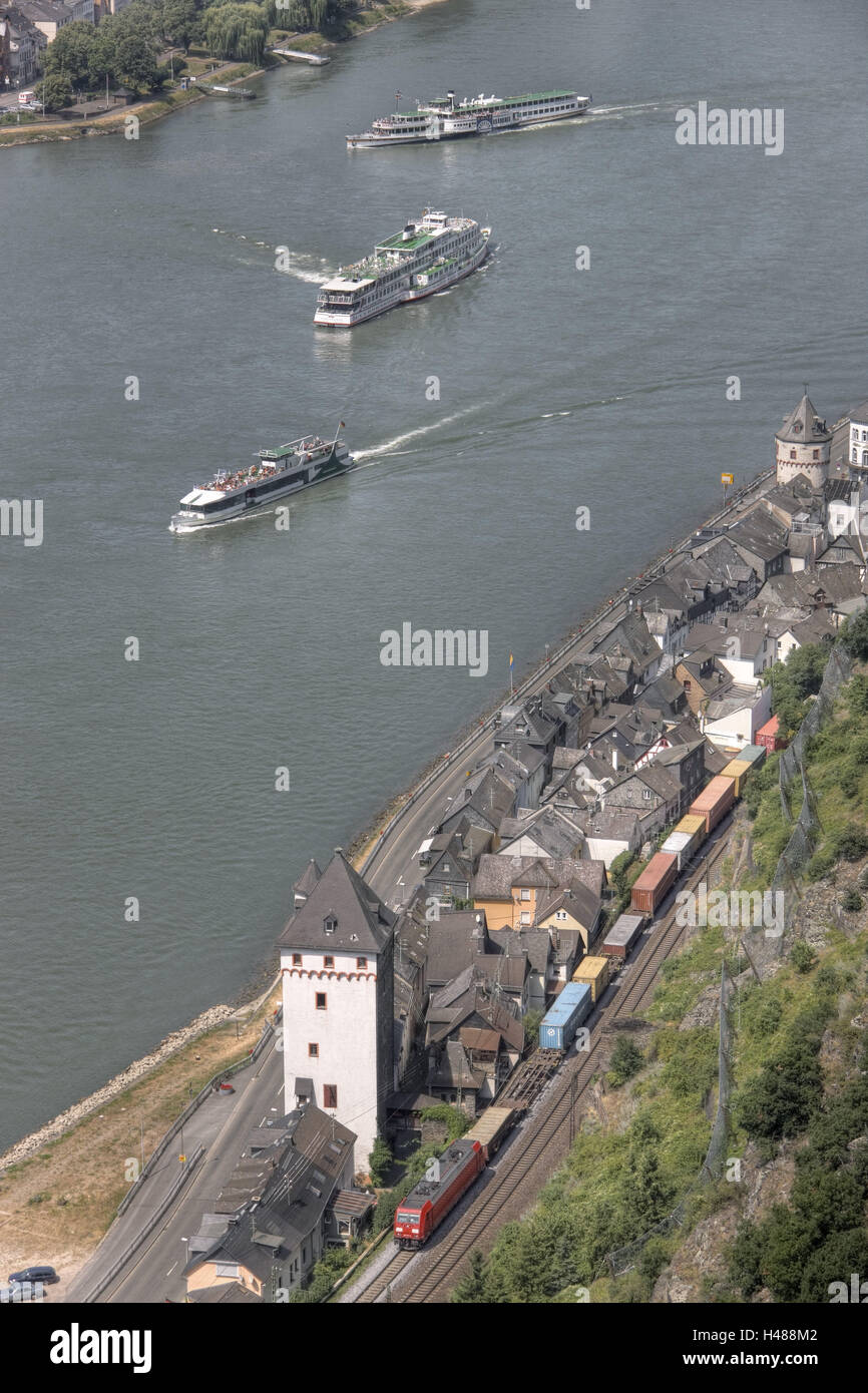 In Germania, in Renania Palatinato, San Goarshausen, Reno, luogo, fiume, montagna, rock, treni, navi, Foto Stock