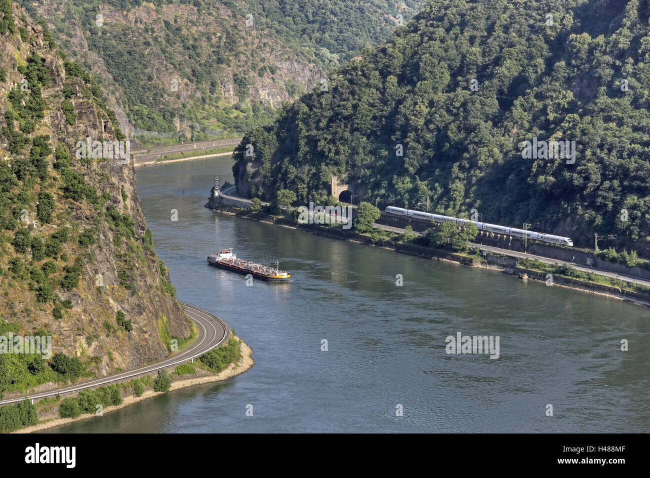 In Germania, in Renania Palatinato, Loreley, San Goarshausen, sul fiume River Valley, treno, tunnel, nave, Foto Stock