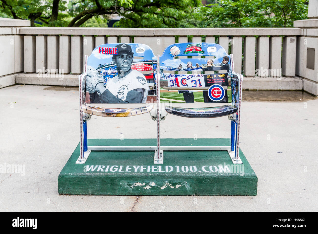 Due sedi da Wrigley Field sul marciapiede Foto Stock