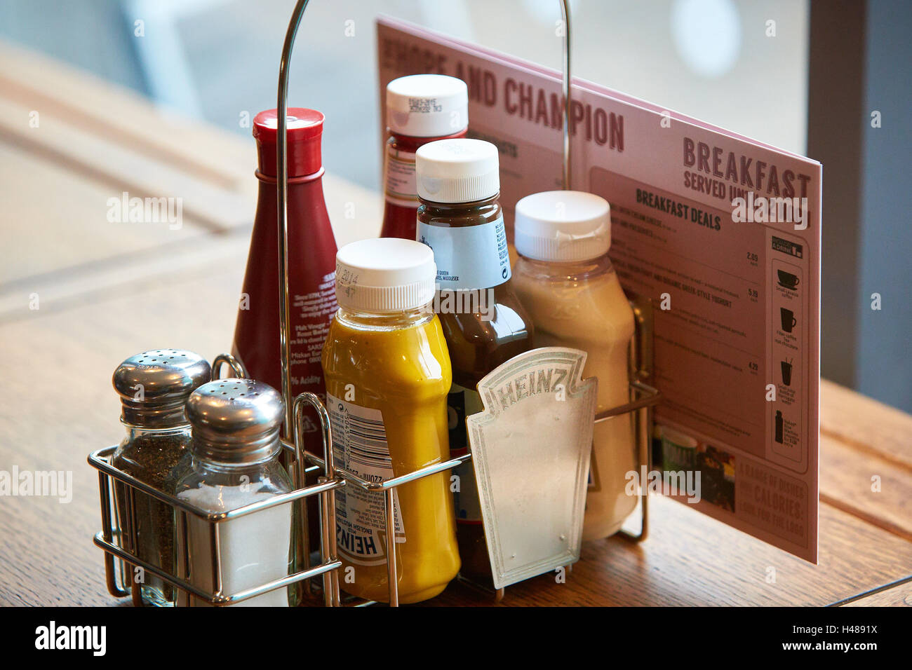 Condimenti in un pub Wetherspoon Foto Stock