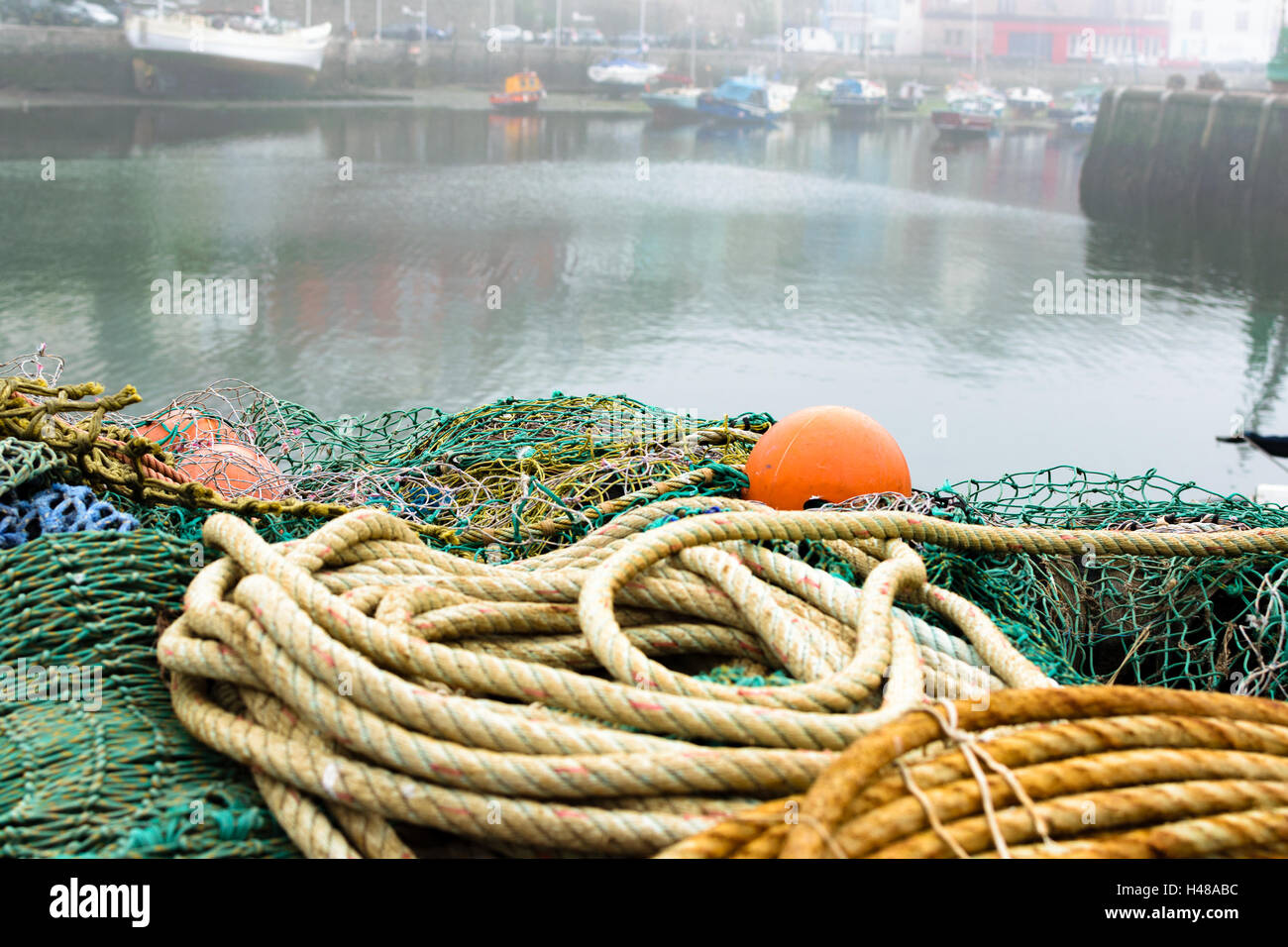 Le reti da pesca e corda nel porto di Brixham Foto Stock