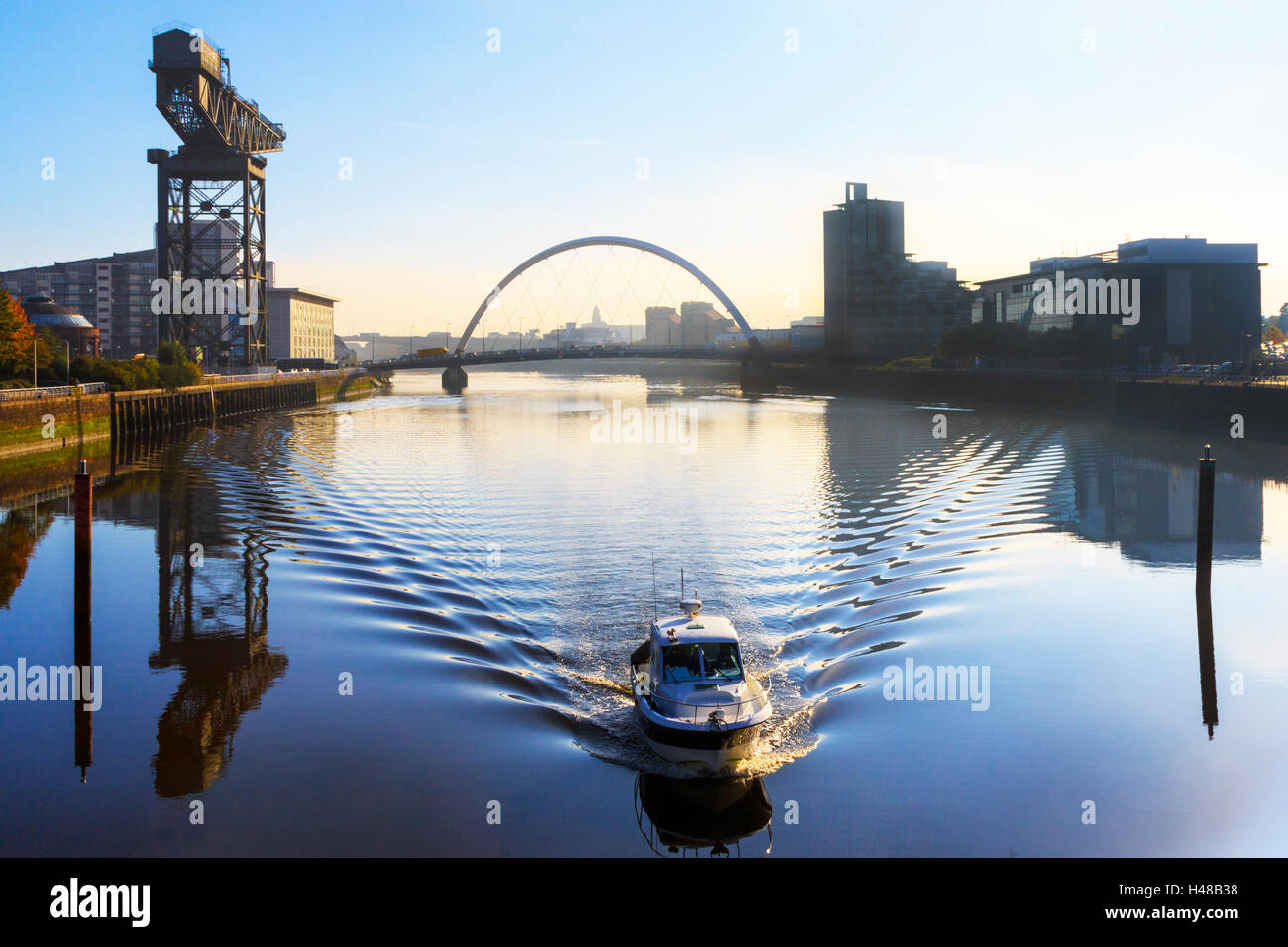 Mattina presto all'alba e la nebbia sul fiume Clyde con la gru Anderston e Arc (Squinty) Ponte di Glasgow, Scotland, Regno Unito Foto Stock