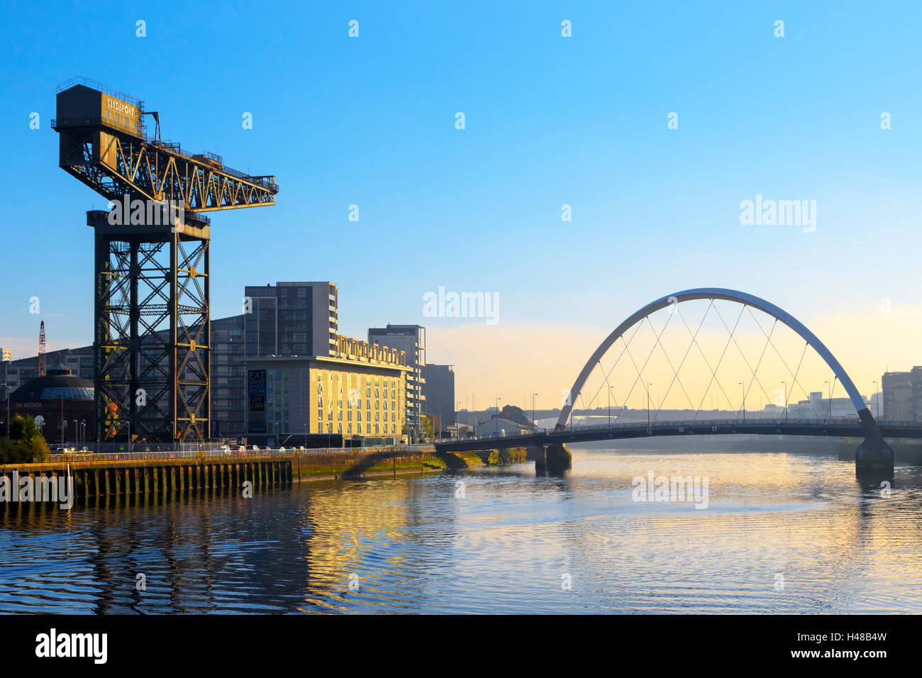 Mattina presto all'alba e la nebbia sul fiume Clyde con la gru Anderston e Arc (Squinty) Ponte di Glasgow, Scotland, Regno Unito Foto Stock