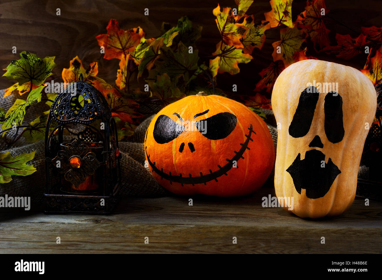 Halloween zucche decorate in stile rustico scuro dello sfondo. Il simbolo di halloween jack-o-lantern sfondo. Decorazione di Halloween. Foto Stock