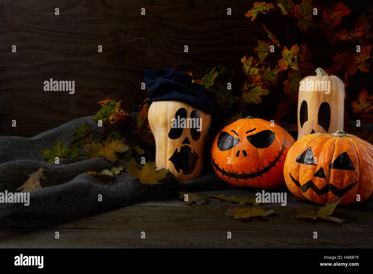 Halloween Jack avaro zucche su sfondo rustico, copia dello spazio. Il simbolo di halloween jack-o-lantern sfondo. Halloween decoratio Foto Stock