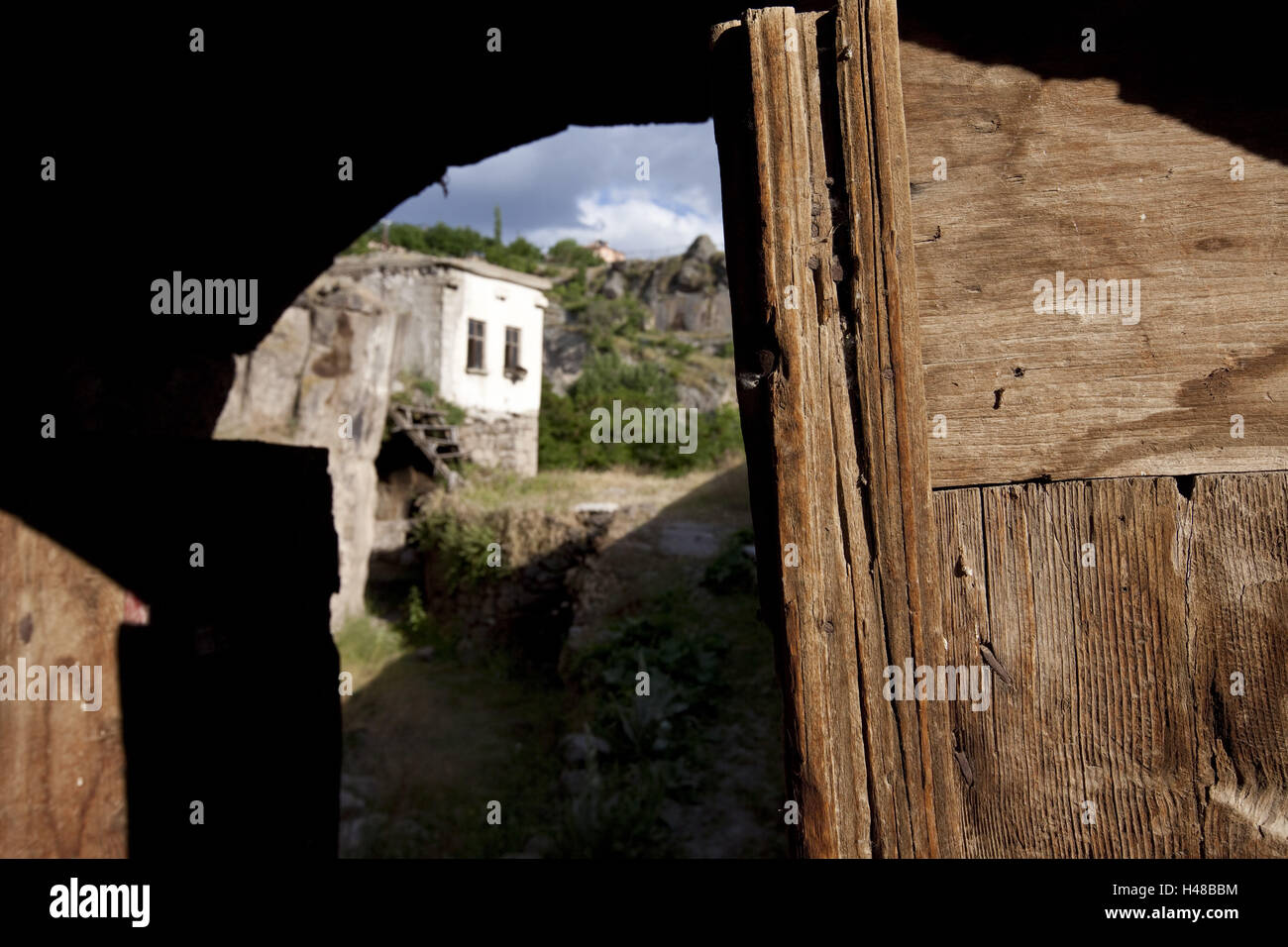 Turchia, Cappadocia, provincia di Aksaray, Güzelyurt, vecchia porta di legno, Foto Stock