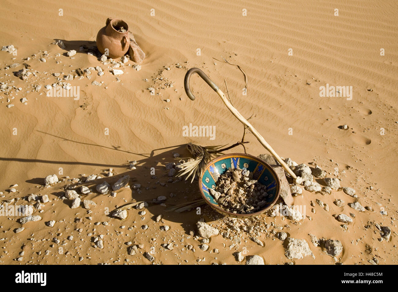 Algeria, Kerzaz, deserto sabbioso, ceramiche peel, tono caraffa, bastone, Africa deserto di sabbia, sabbia, pietre, sciarpe, vaso brocca, vase, woodblock, deserte, uscita, secchezza, secchezza, penuria d acqua, vita-hostilely, Foto Stock